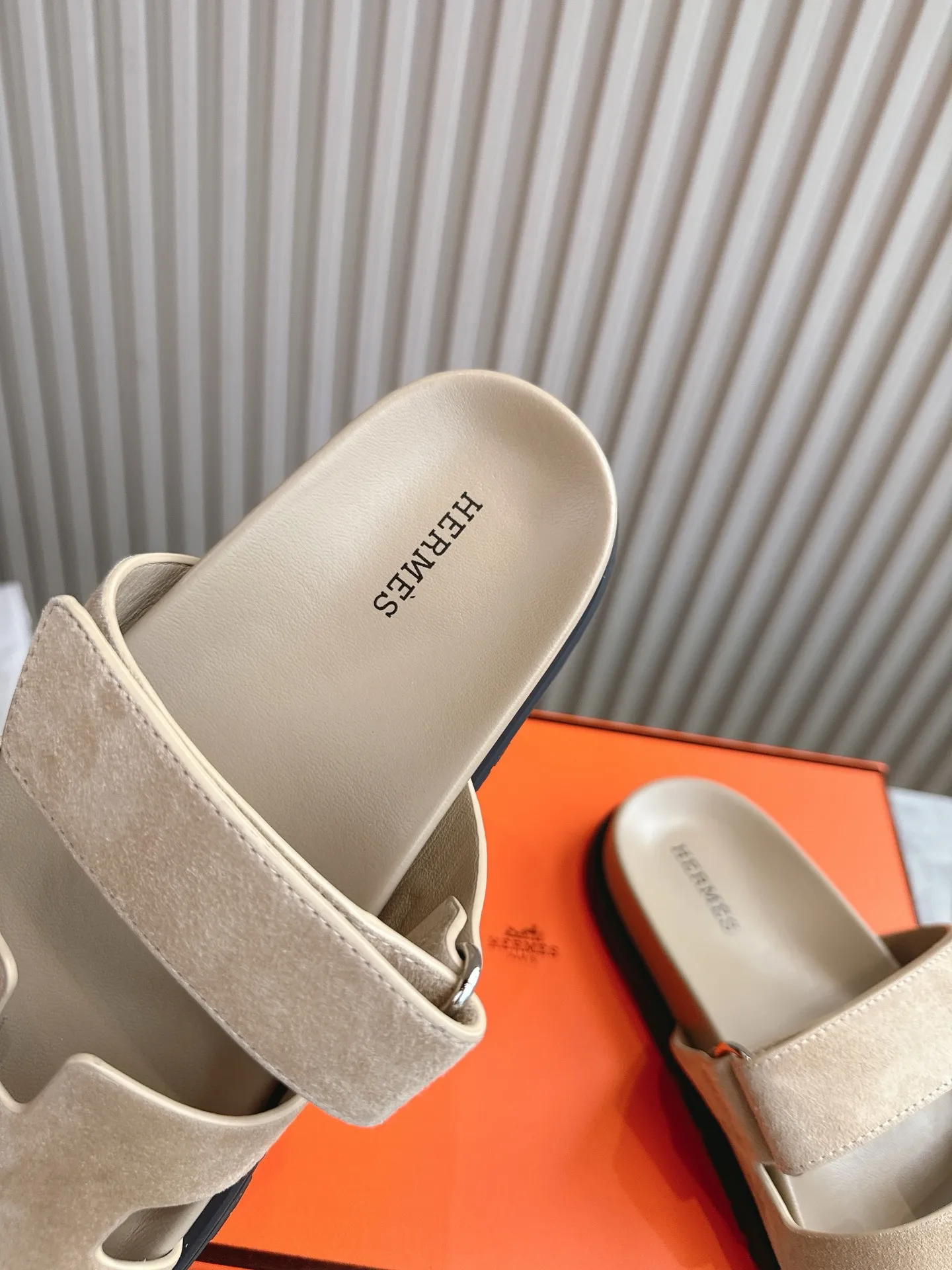 p480🐮🐮Couple model (top version) H family 2024 spring and summer new style HERMES Hermes' recently popular couple model pig nose angle sandals and slippers, paired with various colorful socks, popular. Upper: imported original deerskin (the genuine leather edging is not ordinary super migration). Lining: imported genuine leather. Outsole: Tpu non-slip and wear-resistant outsole. Size: Female 35-42 (40/42 non-returnable and non-exchangeable) Male size: 39-45 (45 non-refundable and non-exchangeable)